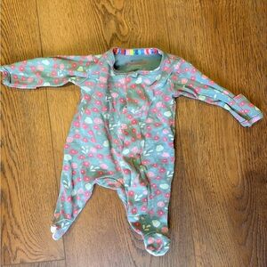 Premie magnetic me
Floral Footed Baby One-Piece in Mint and Pink